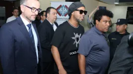 Ronaldinho e o irmão tiveram a prisão preventiva decretada após audiência neste sábado (7).