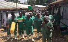 Equipe médica comemorou a alta da paciente com muita dança.