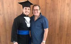 O guitarrista e o Yago em festa de formatura no Recife