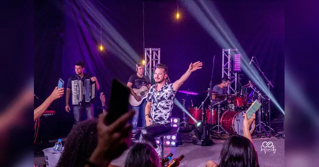 Imagem ilustrativa da notícia Cantor sertanejo morre afogado ao cair de pedra no mar