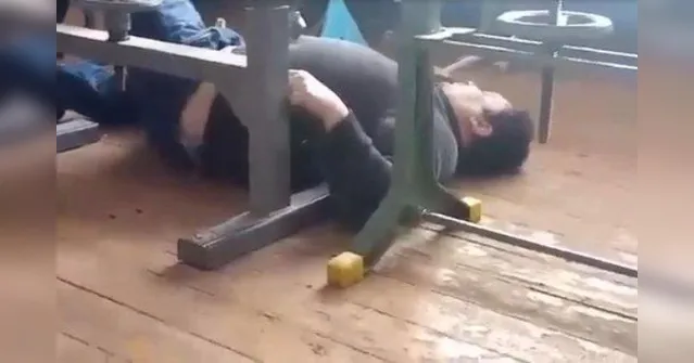 Imagem ilustrativa da notícia Professor é demitido após levar queda tentando dar aula bêbado; veja vídeo