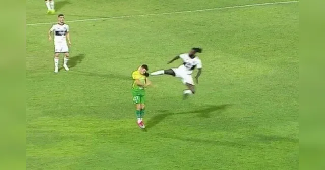 Imagem ilustrativa da notícia Adebayor acerta voadora no rosto de rival na Libertadores; assista