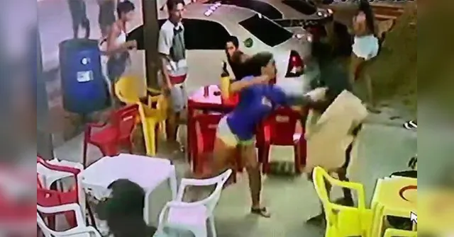 Imagem ilustrativa da notícia Imagens fortes: mulher persegue e mata morador de rua a facadas após discussão