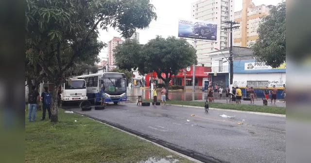 Imagem ilustrativa da notícia Moradores interditam avenida Pedro Miranda por causa de alagamentos