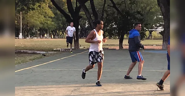 Imagem ilustrativa da notícia Ronaldinho Gaúcho estreia no campeonato de futsal da prisão