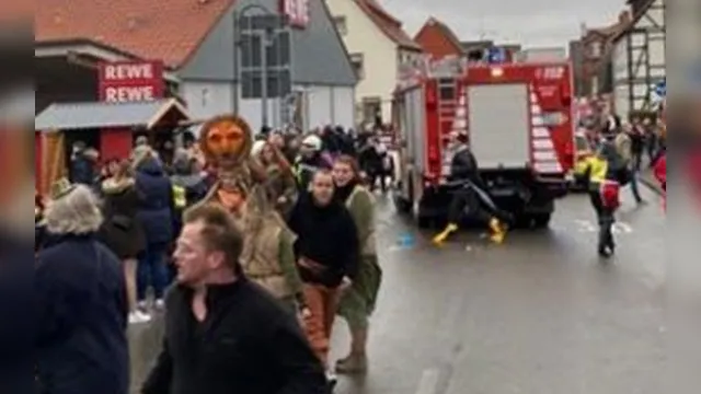 Imagem ilustrativa da notícia Motorista invade desfile de Carnaval e atropela 30 pessoas