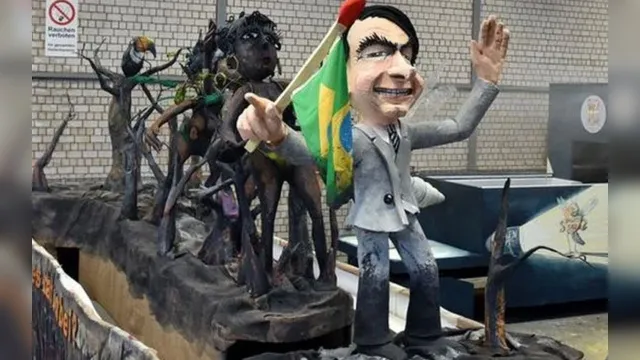 Imagem ilustrativa da notícia Carro alegórico destaca Bolsonaro tocando fogo na Amazônia