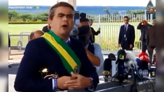 Imagem ilustrativa da notícia Bolsonaro põe humorista vestido de presidente para responder imprensa e distribuir bananas