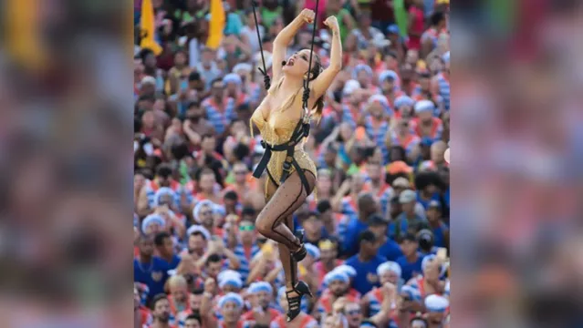 Imagem ilustrativa da notícia Claudia Leite quase fica nua durante "voo" no carnaval em Salvador 
