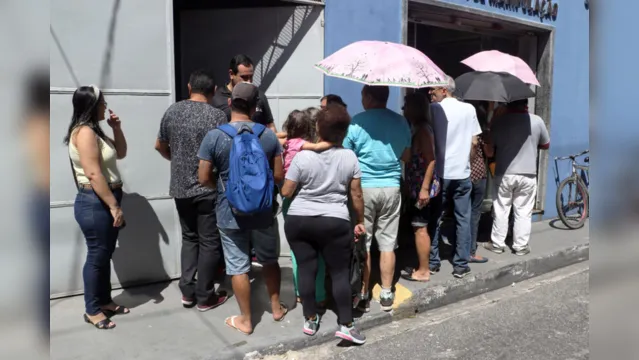 Imagem ilustrativa da notícia População
faz filas para tentar comprar álcool em gel 70% em loja de Belém