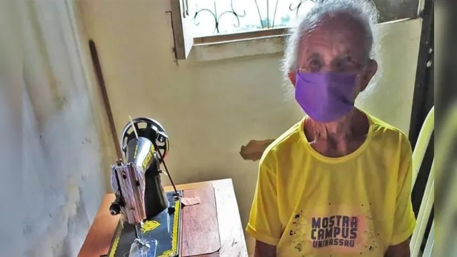 Imagem ilustrativa da notícia Idosa viraliza após costurar máscaras para doar