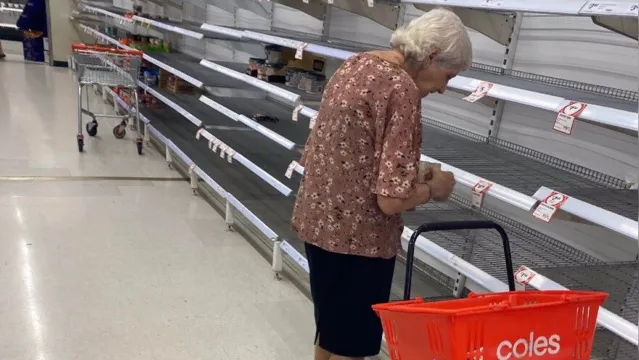 Imagem ilustrativa da notícia Coronavírus: Idosa chora ao ver prateleiras vazias em supermercado 