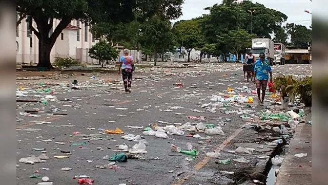 Imagem ilustrativa da notícia Foliões deixam praça cheia de lixo após bloco de Carnaval Rabo do Peru