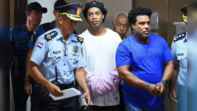 Imagem ilustrativa da notícia Complicou: Justiça nega pedido de prisão domiciliar de Ronaldinho e Assis