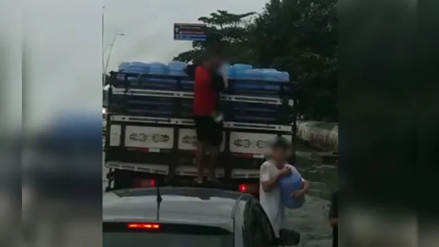 Imagem ilustrativa da notícia Jovens são flagrados roubando garrafões de água de caminhão durante alagamento em Belém; assista!