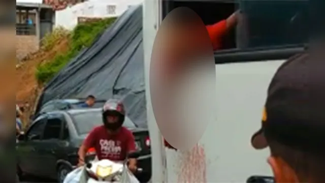 Imagem ilustrativa da notícia Imagens fortes: homem morre após colocar cabeça para fora do ônibus