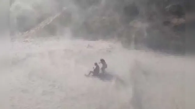 Imagem ilustrativa da notícia Polícia faz "tempestade de areia" para espantar banhistas de praia