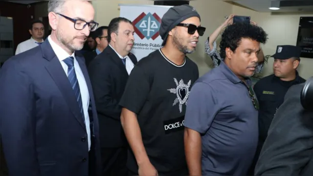 Imagem ilustrativa da notícia Advogados chamam Ronaldinho de tonto: "não sabe que cometeu um delito"