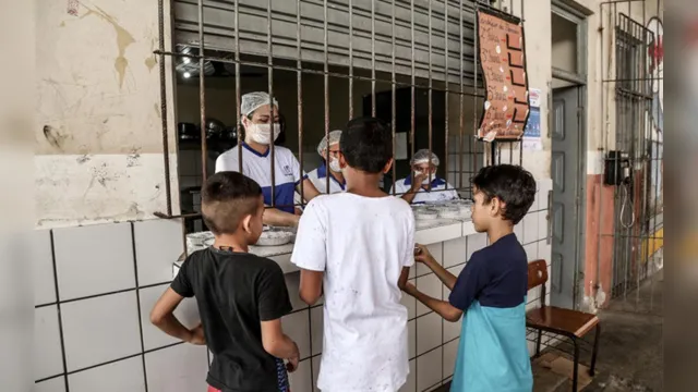Imagem ilustrativa da notícia Servidores se revezam em escolas para garantir entrega da merenda
