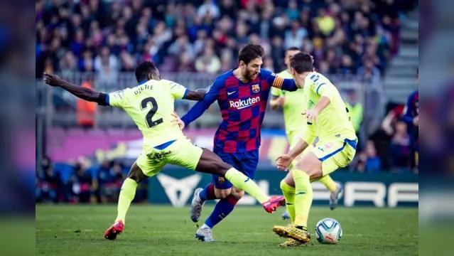 Imagem ilustrativa da notícia Messi dá show e comanda goleada do Barça no Espanhol