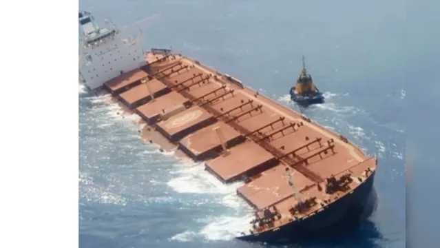 Imagem ilustrativa da notícia Barreira
de proteção é instalada ao redor de navio encalhado no MA