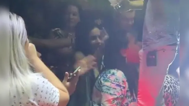 Imagem ilustrativa da notícia Vídeo: Fã 'cai de boca' em órgão genital de cantor sertanejo