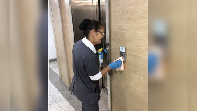 Imagem ilustrativa da notícia Shopping de Belém é criticado após expor idosa limpando elevador em meio à pandemia