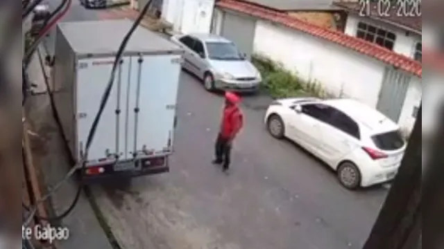 Imagem ilustrativa da notícia Câmeras mostram homem de muleta furtando bateria de caminhão