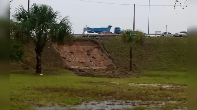 Imagem ilustrativa da notícia Viaduto do Coqueiro é interditado após deslizamento de terra; veja o vídeo!