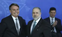 No último mês, dois aliados do presidente sugeriram, em encontros no Palácio da Alvorada, que Bolsonaro leve em consideração o nome do atual chefe do Ministério Público Federal para a vaga.