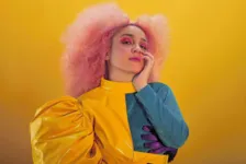 Aíla ensinou a tocar seu próprio repertório em live com a multi-instrumentista Aline Falcão, que integra a banda que a acompanha.