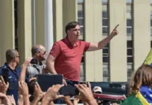 Imagem ilustrativa da notícia "Eu sou a Constituição", diz Bolsonaro ao defender democracia um dia após ato pró-golpe militar