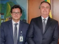 A peça da Secom, que foi compartilhada pelo presidente Jair bolsonaro (sem partido), afirma, em determinado ponto: "O trabalho, a união e a verdade nos libertará [sic]", assim como a famosa inscrição nazista na entrada do campo de concentração de Auschwitz (Polônia).