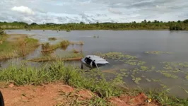 O carro ficou parcialmente submerso e Detran foi ao local