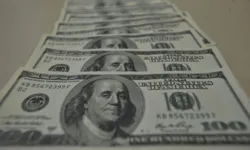 O dólar comercial chegou a vendido na última terça-feira (12) a R$ 5,866, com alta de R$ 0,042 (+0,71%). 