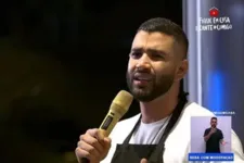 O cantor fez um show por transmissão ao vivo, no qual foi criticado ao aparecer consumindo bebidas alcoólicas.