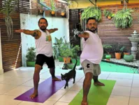 As postura de ioga são conduzidas on-line junto com as técnicas de respiração, meditação e relaxamento que envolvem a prática.