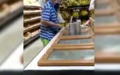 Em meio a pandemia, idoso experimenta farinha em supermercado de Belém