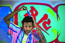 Pelé do Manifesto reuniu sua produção de cinco anos para cá e agora lança tudo com nova roupagem associando rap e black music.