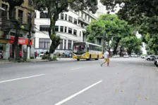 O motorista Joênio Souza (detalhe), tem encontrado as ruas do centro cada vez mais vazias.