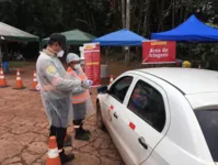 Profissionais fazem a triagem no acesso às unidades para prevenir o contágio por coronavírus.