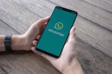 O  WhatsApp está testando aumentar o limite de usuários que podem fazer vídeochamadas, que hoje é de 4 pessoas.