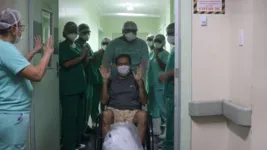 Imagem ilustrativa da notícia Paciente
com covid-19 recebe alta do Hospital Barros Barreto sob aplausos. Veja!