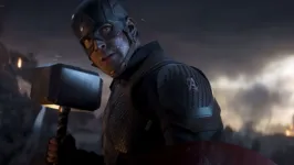 Capitão América ergue a Mjolnir em Vingadores Ultimato (2019)