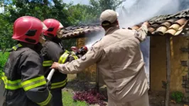 Bombeiros contiveram as chamas com ajuda da população.
