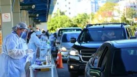 A Prefeitura de Florianópolis em Santa Catarina durante testes de Covid-19 montou um Drive thru para colher exames da população. A cidade pode "relaxar" o isolamento em breve.