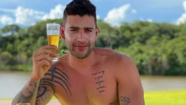 O cantor sertanejo virou alvo do Conar e tem sido criticado nas redes pelo uso excessivo de bebidas alcoólicas usadas como publicidade durante a live.
