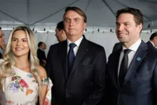 Alexandre Ramagem e a esposa, Rebeca, com Jair Bolsonaro