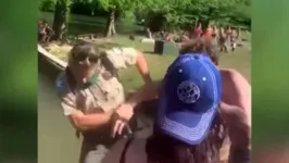 O agressor do guarda foi identificado como Brando Hicks e vai responder por agressão a um funcionário público; crime que prevê prisão no estado.