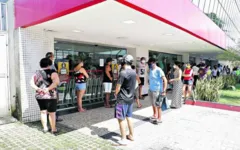 Na porta de supermercados, e nas feiras, houve muitas aglomerações. 